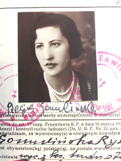 Photo of a woman on a Polish passport application from the 1930s with the stamp of the Zawiercie district office.